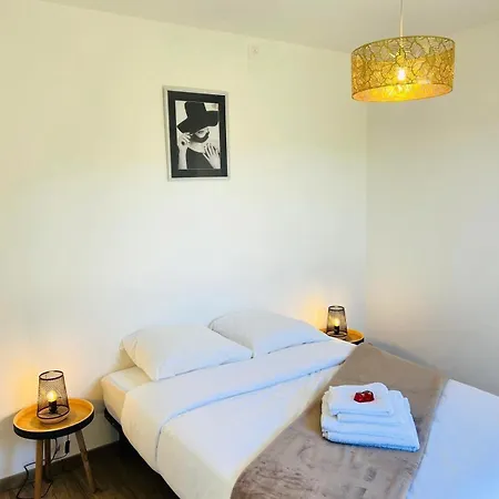 Comme A La Maison Nyaraló