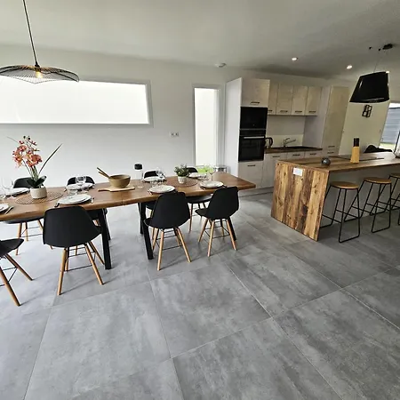 Comme A La Maison Nyaraló Lucey